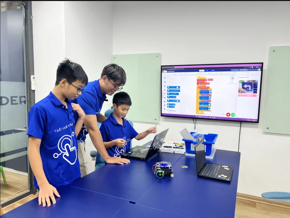 EduHubSTEAM_class-view2.webp